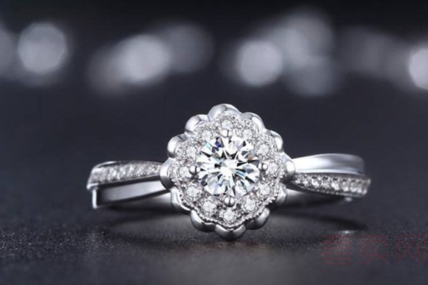 三万的钻戒能买多少克拉的 戒指一定越大越好吗