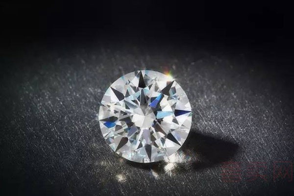 蓝宝石和钻石哪个贵 它们之间有什么显著的区别